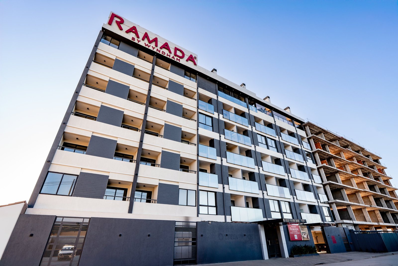 Ramada Airport · fachada del hotel operado por Wyndham