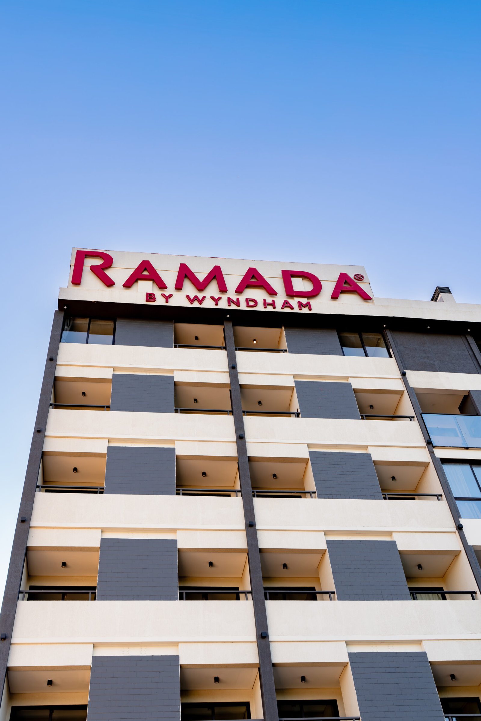 Fachada del Ramada Airport, hotel operativo en Asunción